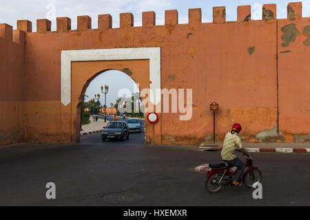 Les flux de trafic au sein d'une porte dans le mur qui entoure la plupart des 'red' ville connu sous le nom de Marrakech. Le nom 'city' vient de la pinky/oran Banque D'Images