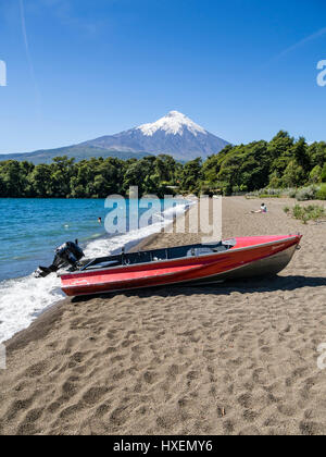 Plage dans village d'Ensenada, lac Lago llanquihue, vue vers le volcan Osorno, neige d'été, les gens sur la plage, bronzer, nager, Kay Banque D'Images
