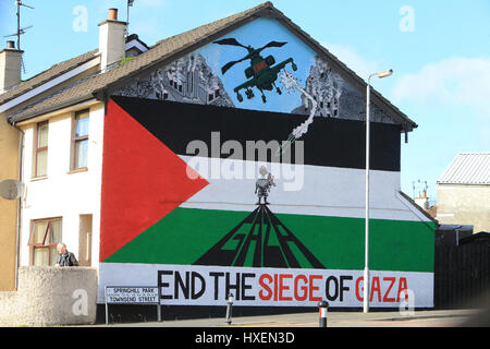 Une murale de Gaza sur le côté d'une maison en Irlande du Nord. La bande de Gaza ou simplement de Gaza, est un petit territoire palestinien autonome sur la côte orientale de la mer Méditerranée, que les frontières de l'Égypte vers le sud-ouest à 11 kilomètres (6,8 mi) et Israël sur l'Est et au nord le long d'un 51 km (32 mi) frontière. Gaza, de concert avec la Cisjordanie, comprennent les territoires palestiniens revendiquée par les Palestiniens comme l'État de Palestine. Les territoires de Gaza et de la Cisjordanie sont séparés les uns des autres par le territoire israélien. Les deux relèvent de la compétence de l'Autorité palestinienne, mais Gaz Banque D'Images