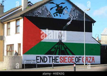 Une murale de Gaza sur le côté d'une maison en Irlande du Nord. La bande de Gaza ou simplement de Gaza, est un petit territoire palestinien autonome sur la côte orientale de la mer Méditerranée, que les frontières de l'Égypte vers le sud-ouest à 11 kilomètres (6,8 mi) et Israël sur l'Est et au nord le long d'un 51 km (32 mi) frontière. Gaza, de concert avec la Cisjordanie, comprennent les territoires palestiniens revendiquée par les Palestiniens comme l'État de Palestine. Les territoires de Gaza et de la Cisjordanie sont séparés les uns des autres par le territoire israélien. Les deux relèvent de la compétence de l'Autorité palestinienne, mais Gaz Banque D'Images