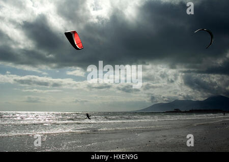 Le kite surf, l'Irlande du Nord, plage Tirella mention Banque D'Images