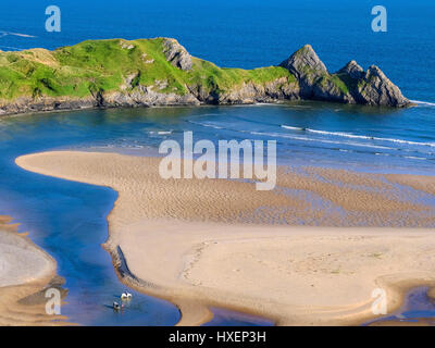 Horseriders sur la plage à trois falaises Bay sur la péninsule de Gower, dans le sud du Pays de Galles, Royaume-Uni Banque D'Images