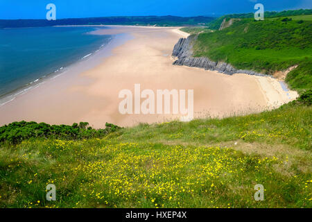 Tor Bay sur le Pembrokeshire Coastal Path sur la péninsule de Gower, dans le sud du Pays de Galles (UK) avec Oxwich Bay dans la distance. Banque D'Images