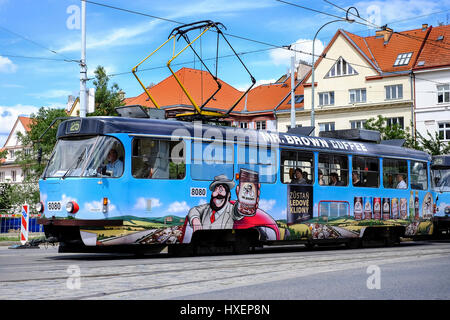 Vintage n° 25 tram en ville de Prague, en République tchèque avec la publicité pour M. Brown café. Banque D'Images