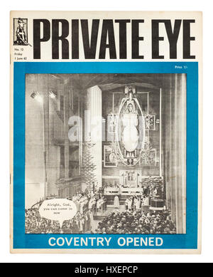 Rare exemplaire de Private Eye magazine (Issue No 12 daté du vendredi 1er juin 1962) avec l'ouverture de la nouvelle cathédrale de Coventry sur le capot avant. Banque D'Images