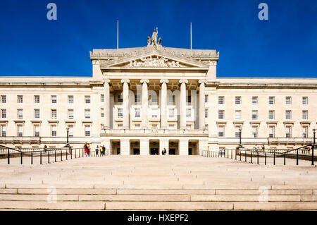 Étapes conduisant à des édifices du Parlement, de Stormont, à Belfast, accueil de l'Assemblée d'Irlande du Nord. Banque D'Images