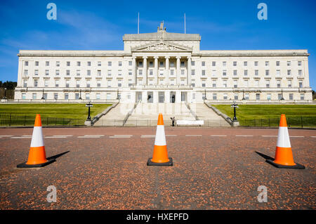 Cônes de circulation à l'extérieur des édifices du Parlement, de Stormont, à Belfast, accueil de l'Assemblée d'Irlande du Nord. Banque D'Images