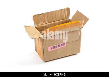 Ouvrir boîte en carton avec une étiquette et code barre Banque D'Images