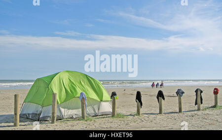 Camp de touristes sur la plage en tente verte à Port Aransas texas sur la côte du golfe du Mexique, USA Banque D'Images