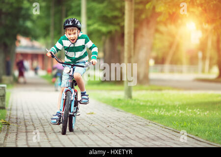 Enfant sur un vélo Banque D'Images
