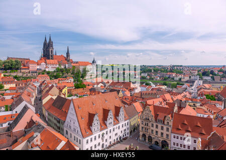 Vue depuis la tour de l'église Frauenkirche sur le marché avec l'hôtel de ville, la colline du château Albrechtsburg et la cathédrale de Meissen, Banque D'Images