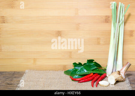 Red Chili, la citronnelle, le galanga et les feuilles de combava on wooden table Banque D'Images