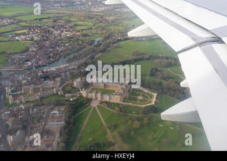 À partir de la fenêtre siège d'un Airbus A319, le château de Windsor dans le sud de l'Angleterre, le 26 mars 2017, près de l'aéroport de Heathrow, Londres, Angleterre. Banque D'Images