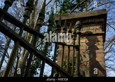 Portes en fer forgé rouille de la propriété privée à l'entrée d'une ancienne propriété, le 25 mars, à Everberg, Brabant, Belgique. Banque D'Images