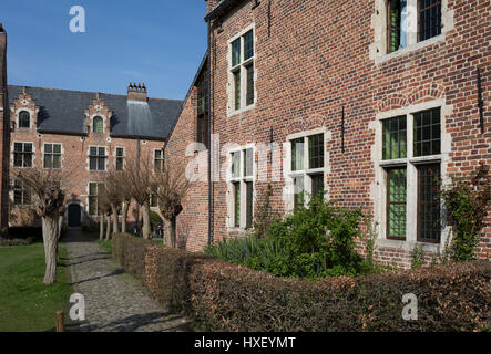 Le site du patrimoine mondial de l'UNESCO protégé au Grand Béguinage dans la ville historique de Louvain, le 24 mars 2017, en Belgique. Le Grand béguinage de Louvain, ou en néerlandais Groot Begijnhof van Leuven est un bien conservé et entièrement restauré quartier historique contenant une douzaine de rues au sud de la ville. Environ 3 hectares (7,5 acres), avec quelques 300 appartements dans près de 100 maisons, c'est l'un des derniers grands ils apportent aux Pays-Bas. Fondée en 1232, c'est une communauté pour les femmes (veuves ou béguines), les célibataires qui souhaitent un religieux mais une vie indépendante. Il est maintenant un sont Banque D'Images