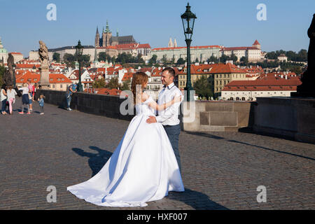 Mariée et le marié, le Pont Charles, Prague, République Tchèque Banque D'Images