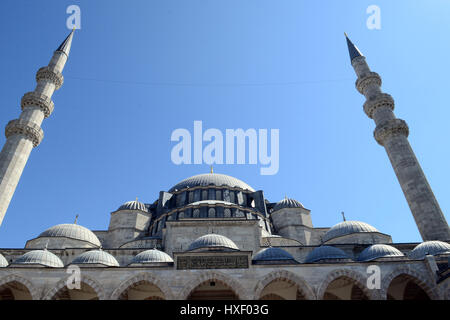 La mosquée impériale ottomane mosquée Bayezid II est situé dans le district de Fatih, à Istanbul. Ici les minarets et la coupole sont illustrés à partir de la cour Banque D'Images