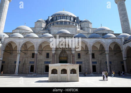 La mosquée impériale ottomane mosquée Bayezid II est situé dans le district de Fatih, à Istanbul. Ici le dôme et l'entrée principale sont représentés de la Banque D'Images