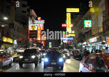 Vie nocturne dans le quartier chinois, qui est situé à l'Yaowarat Road dans le district de Samphanthawong à Bangkok, Thaïlande. Le Chinatown de Bangkok est une popula Banque D'Images