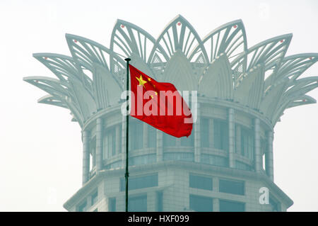 Drapeau de la Chine en face de l'hôtel Westin Bund Center à Shanghai, Chine. Banque D'Images