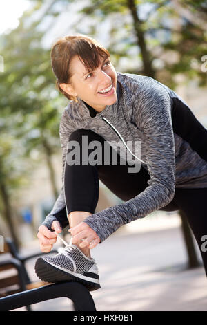 Portrait of a smiling woman sport lacet de liage Banque D'Images