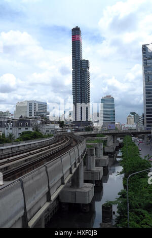 Donnant sur Bang Rak et quartier Silom à partir de la station de BTS Chong Nonsi à Bangkok, Thaïlande. Banque D'Images