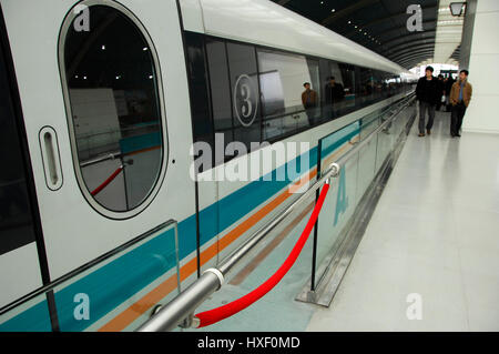 Les passagers qui attendent d'entrer dans le train Maglev à Shanghai. Le Shanghai Maglev Train est un train à sustentation magnétique et arriver jusqu'à une vitesse de 431km/h. Banque D'Images