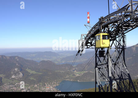 Depuis le village de St Gilgen vous pouvez aller avec les voitures de câble vers le haut de la montagne Zwölferhorn (1 521 m) d'où vous avez une vue panoramique fantastique Banque D'Images