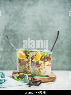 Salade végétarienne saine avec quionoa, Avocat, tomates séchées Banque D'Images