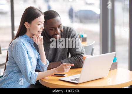 Joli couple fenêtre proche Banque D'Images