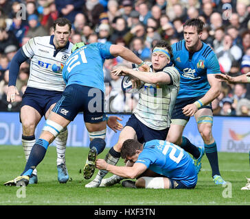 Hamish Watson d'Écosse est abordé par Francesco Minto (21) et Marcello Violi de l'Italie avec Tim Visser de l'Ecosse (à gauche) et Abraham Steyn de l'Italie (à droite) au cours de la RBS Six Nations match à Murrayfield, Edinburgh BT. Banque D'Images