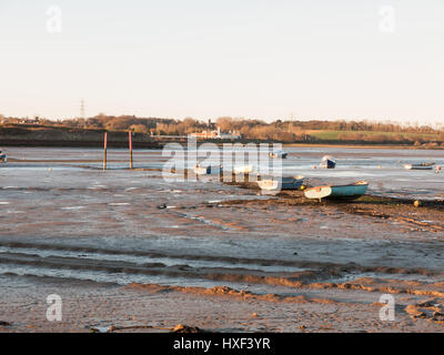 Un merveilleux coup de la rivière et sa banque avec la marée sur une journée claire avec des bateaux Banque D'Images