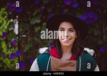 Portrait de belle femme debout contre les Banque D'Images