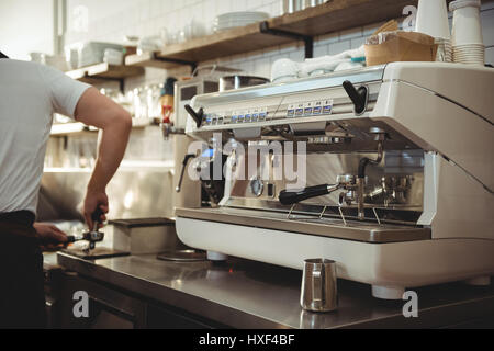 Par contre sur la machine à espresso barista working in coffee shop Banque D'Images