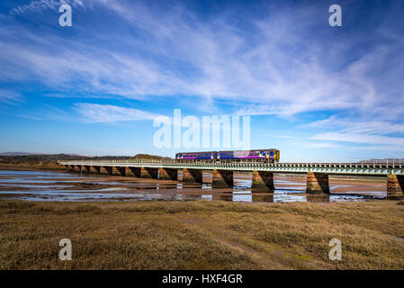 Un train diesel Northern rail sur le Eskmeals viaduc sur la rivière Esk en Cumbria. Banque D'Images