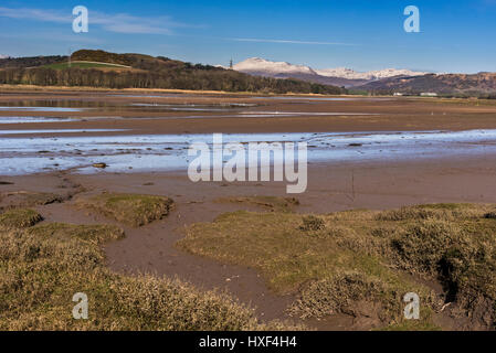 L'estuaire de la rivière Esk dans Cumbria avec snowy lakeland hills derrière. Banque D'Images