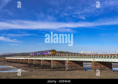 Les Scots Guardsman train à vapeur sur le Eskmeals viaduc sur la rivière Esk en Cumbria. Banque D'Images