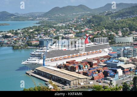 CASTRIES Sainte-lucie CARAÏBES 19 Janvier 2015 : grand paquebot en capitale de St Lucia Banque D'Images