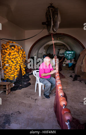 SCIACCA, ITALIE - 18 octobre 2009 : pêcheur dans Sciacca, Italie. Sciacca est connu sous le nom de la ville de bains thermiques depuis le Grec Banque D'Images