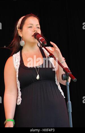 Emily J. Lane, auteur-compositeur-interprète britannique, effectue lors de l'Assemblée Tentertainment music festival à Ashford dans le Kent, en Angleterre, le 30 juin 2012. Banque D'Images