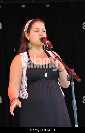 Emily J. Lane, auteur-compositeur-interprète britannique, effectue lors de l'Assemblée Tentertainment music festival à Ashford dans le Kent, en Angleterre, le 30 juin 2012. Banque D'Images