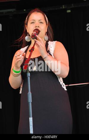 Emily J. Lane, auteur-compositeur-interprète britannique, effectue lors de l'Assemblée Tentertainment music festival à Ashford dans le Kent, en Angleterre, le 30 juin 2012. Banque D'Images