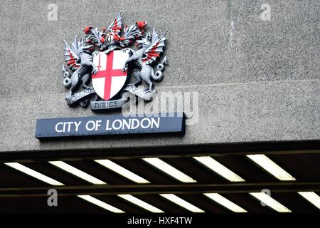 Londres Angleterre 22 Février 2015 : Ville de Londres au-dessus de tunnel routier Banque D'Images