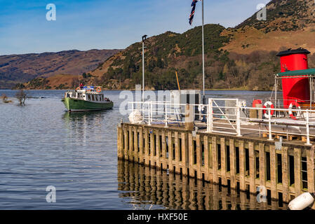 Ullswater Steamers sur à Glenridding pier. Banque D'Images