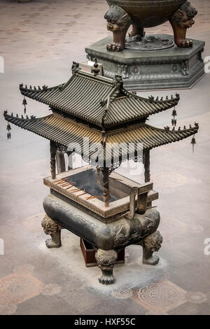 Encensoir en cuivre dans un temple bouddhiste - Temple Jing An tranquillité - Shanghai, Chine Banque D'Images