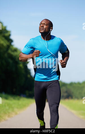 Young african american man fonctionne en dehors de Banque D'Images