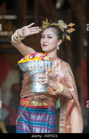 Un spectacle de danse thaïe à l'Baandam Musée dans le village de Muang dans le nord de la ville dans le nord de Chiang Rai en Thaïlande. Banque D'Images