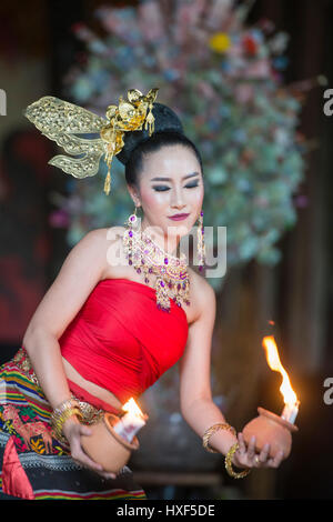 Un spectacle de danse thaïe à l'Baandam Musée dans le village de Muang dans le nord de la ville dans le nord de Chiang Rai en Thaïlande. Banque D'Images