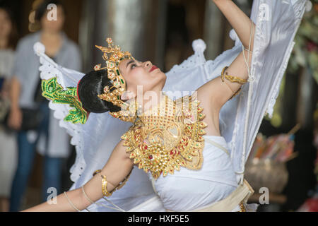 Un spectacle de danse thaïe à l'Baandam Musée dans le village de Muang dans le nord de la ville dans le nord de Chiang Rai en Thaïlande. Banque D'Images