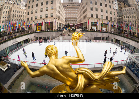 Statue de Prométhée d'or et le Centre Rockefeller patin à glace patinoire, Manhattan, New York City, USA. Banque D'Images